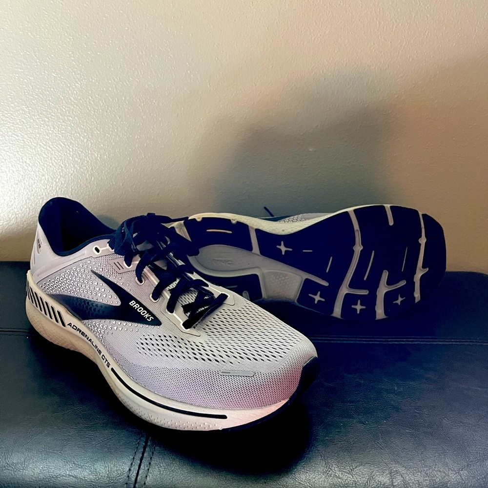 Men’s Brooks Adrenaline GTS 22 size 11.5